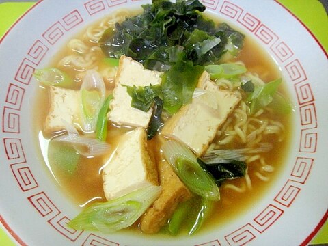 厚揚げとワカメ長ネギの醤油ラーメン